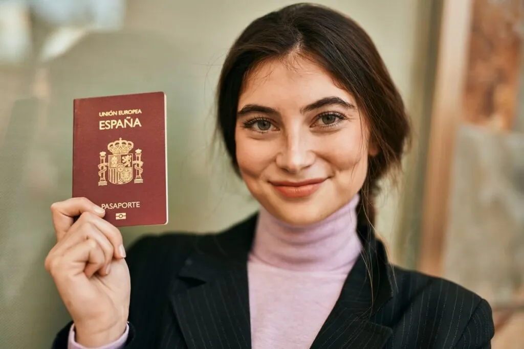 Mulher segurando visto para morar na Espanha.