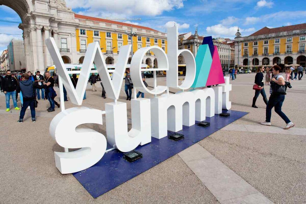 Letreiro do Web Summit 2023 em Lisboa, Portugal