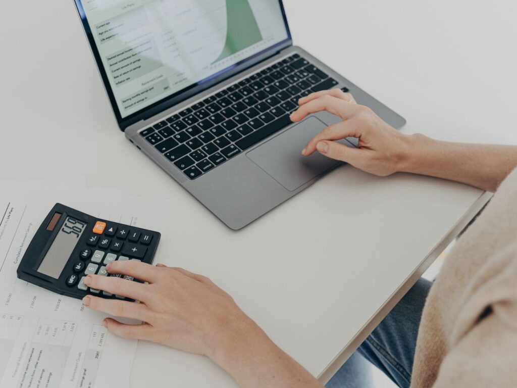 Mulher calculando ICMS na importação