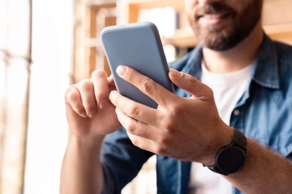 Homem acessando o Closefriend VIP pelo smartphone.
