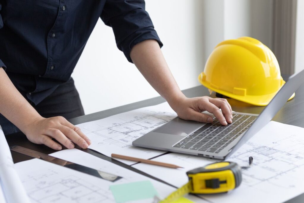 Arquiteto instalando o AutoCAD no notebook na sua sala.