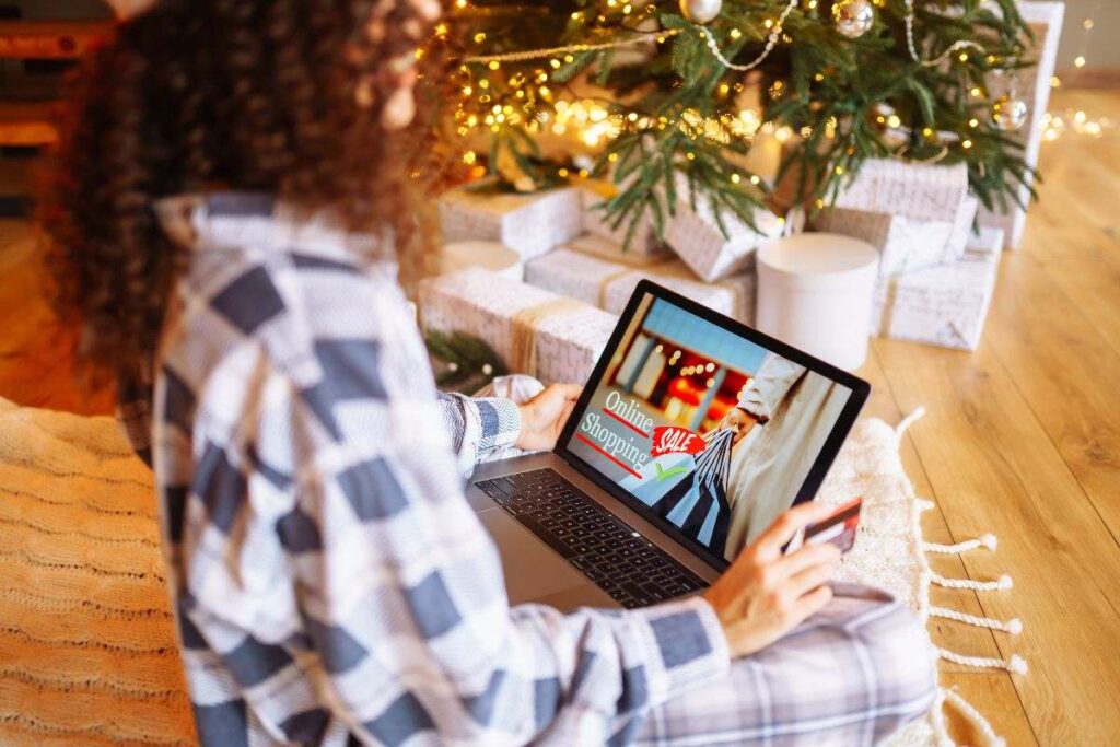 Mulher fazendo compras online.