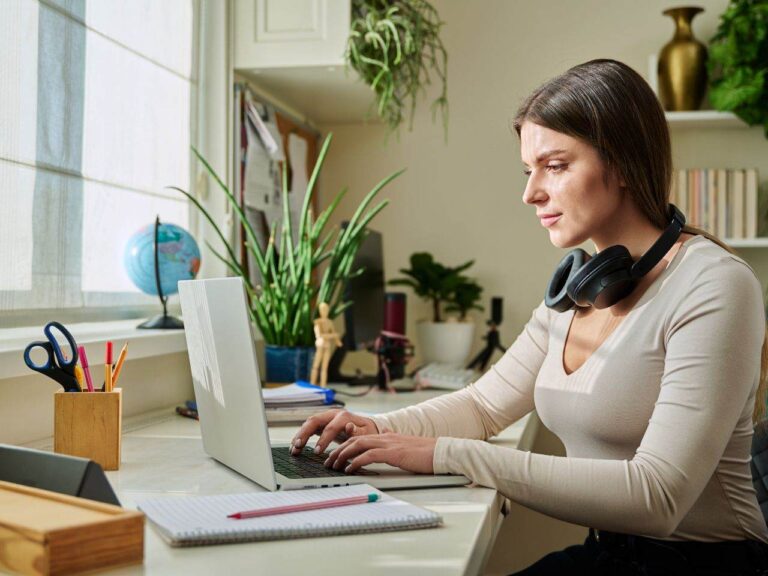 Mulher se cadastrando nos sites de empresas que aceitam afiliados