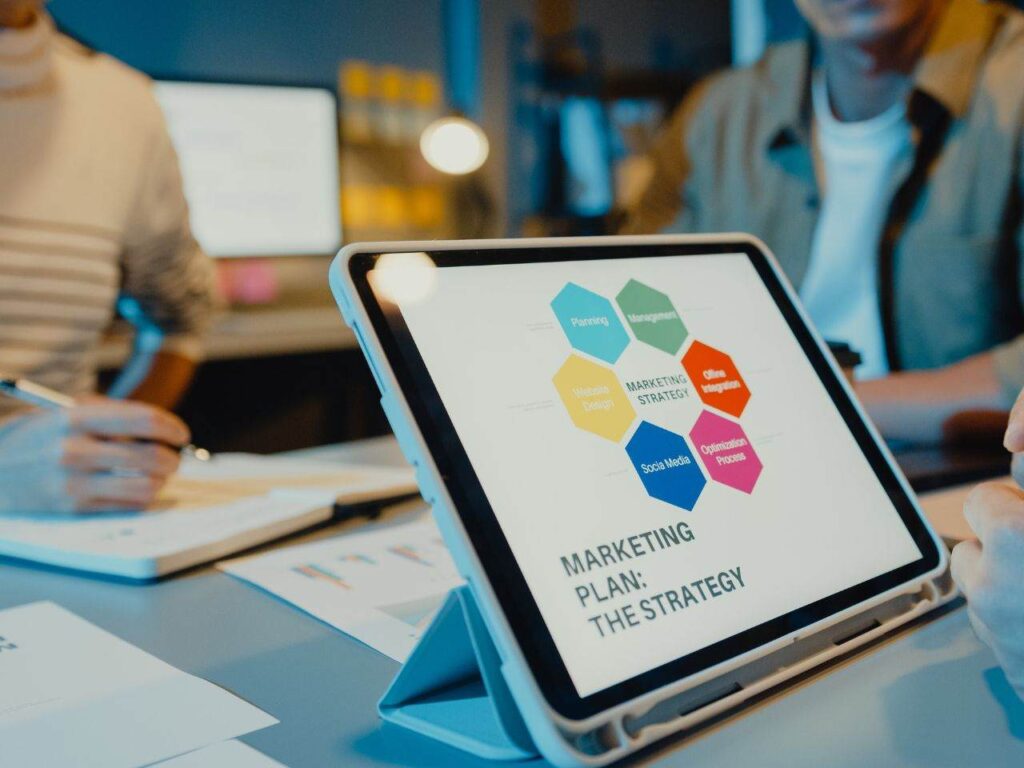 Tablet com estratégia de marketing digital