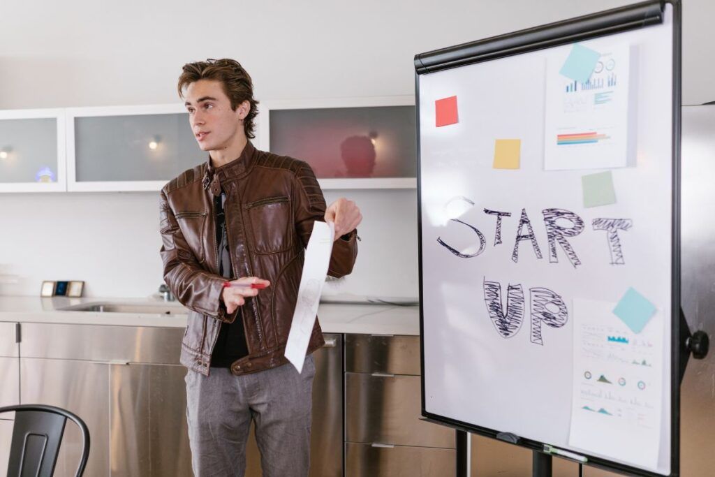 Jovem apresentando o pitch da sua startup. 
