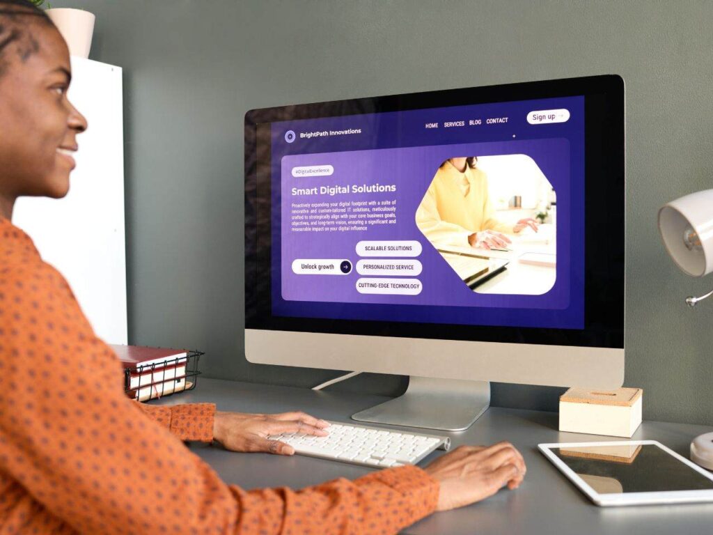 Mulher acessando site das empresas que aceitam afiliados