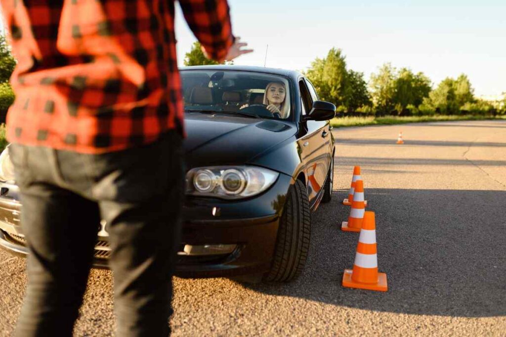 Mulher fazendo teste de direção para tirar carteira de motorista na Irlanda.