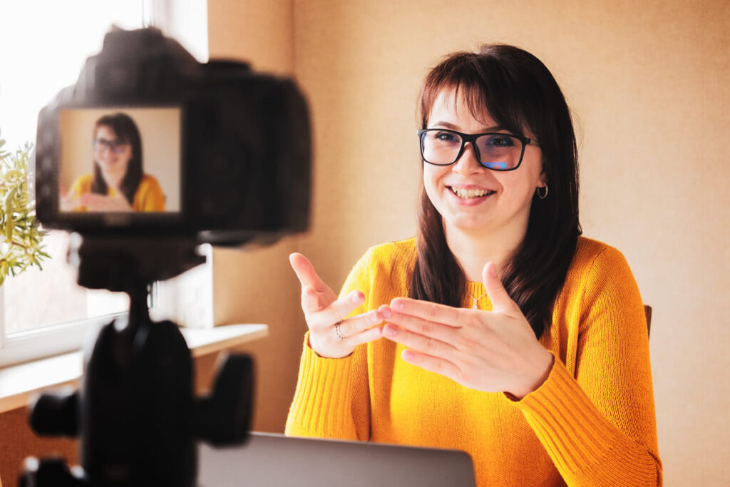 Mulher fazendo a transmissão de um Webinar.