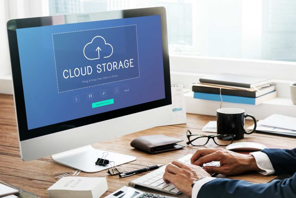 Homem fazendo o upload de documentos na nuvem do Oracle Cloud.