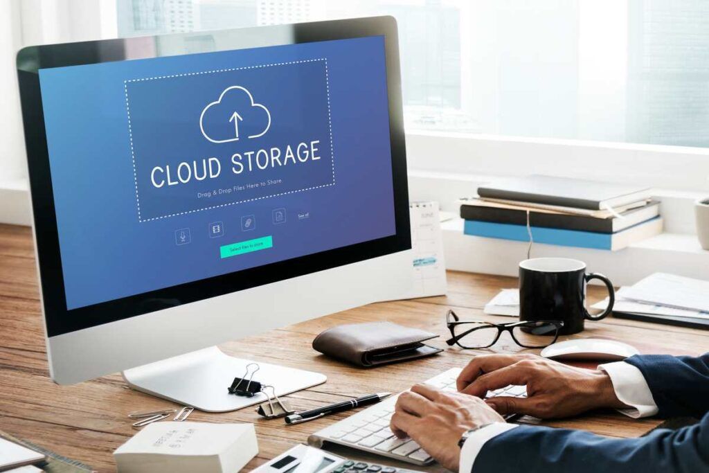 Homem fazendo o upload de documentos na nuvem do Oracle Cloud. 