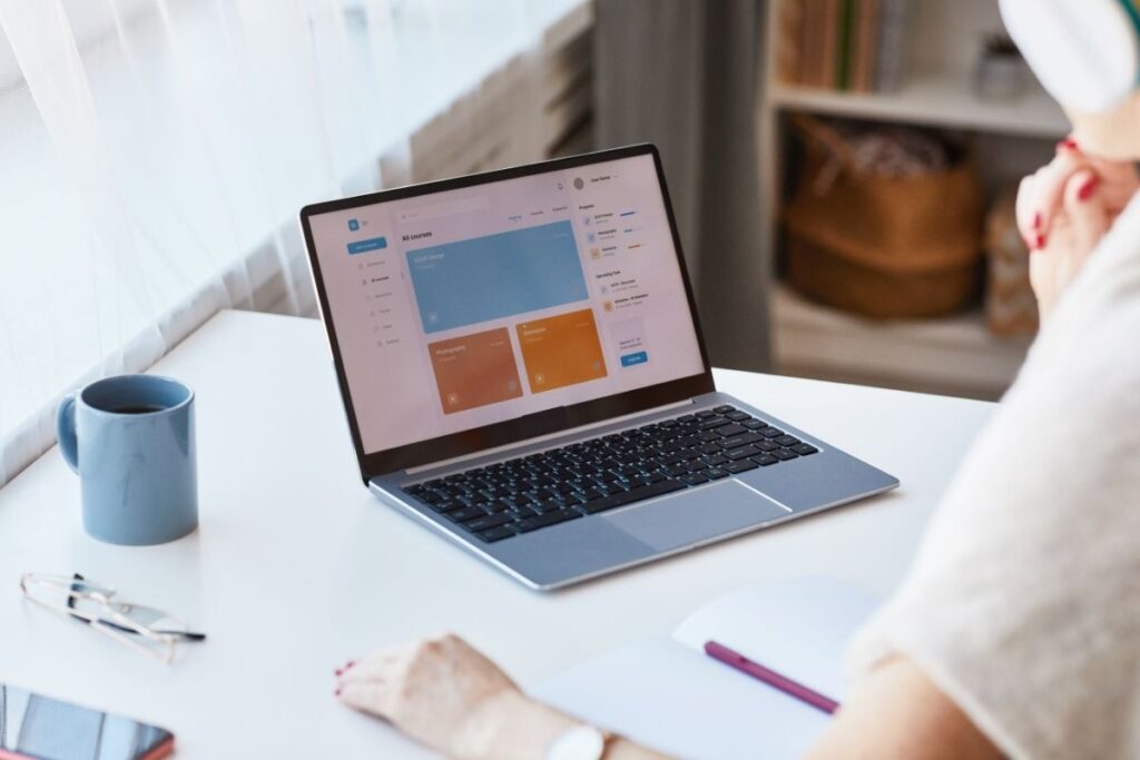 Mulher acessando o notebook com ferramentas de IA, como o Copilot.