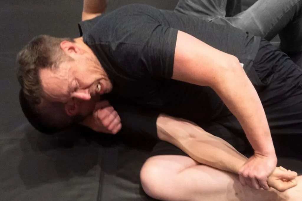 Elon Musk lutando jiu-jitsu com seu professor.