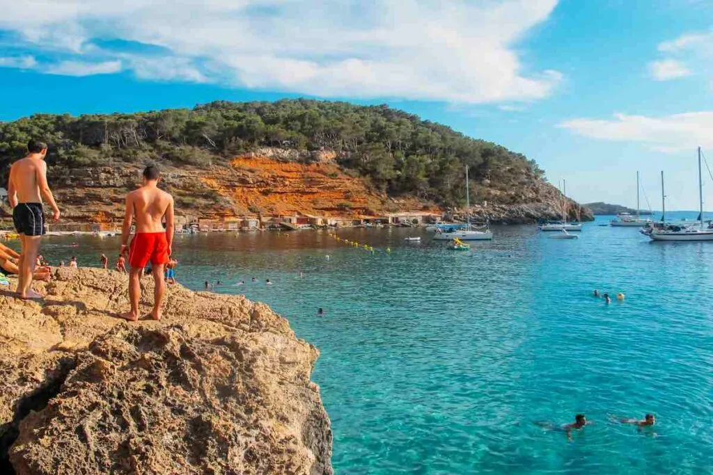 Jovens em cima da pedra da praia de Casa Salada, Ibiza