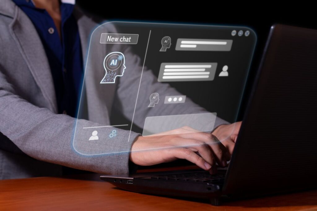 Homem conversando com cliente através de plataforma de chat online.
