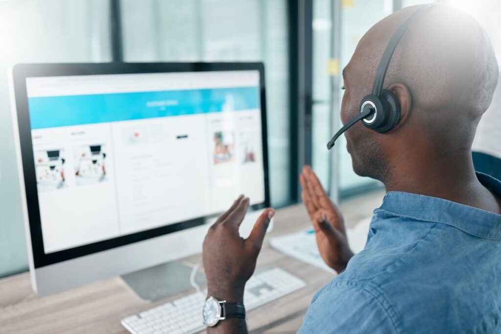 Homem acessando dados do cliente no Zendesk.
