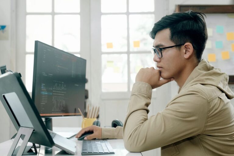 Homem programando em computador para ilustrar um texto sobre software