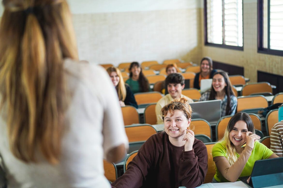 Imagem de uma professora dando aula para vários alunos para ilustrar um texto sobre a Universidade Cornell