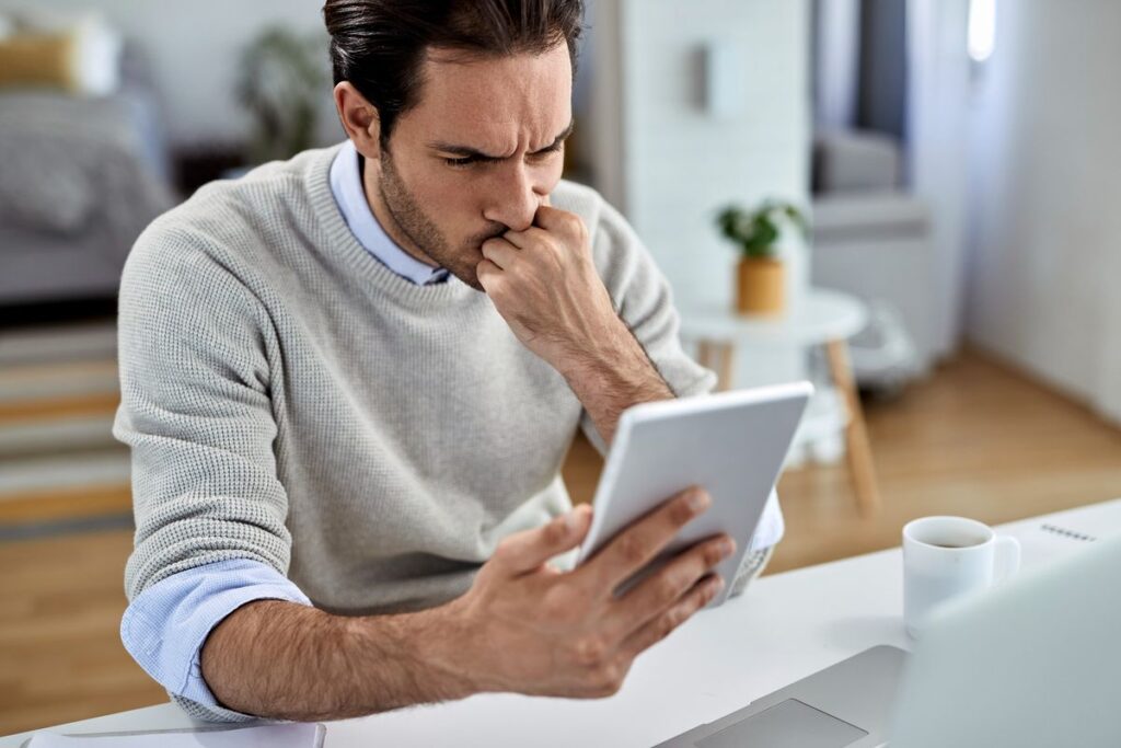 Homem chateado por não saber como recuperar uma conta Google.
