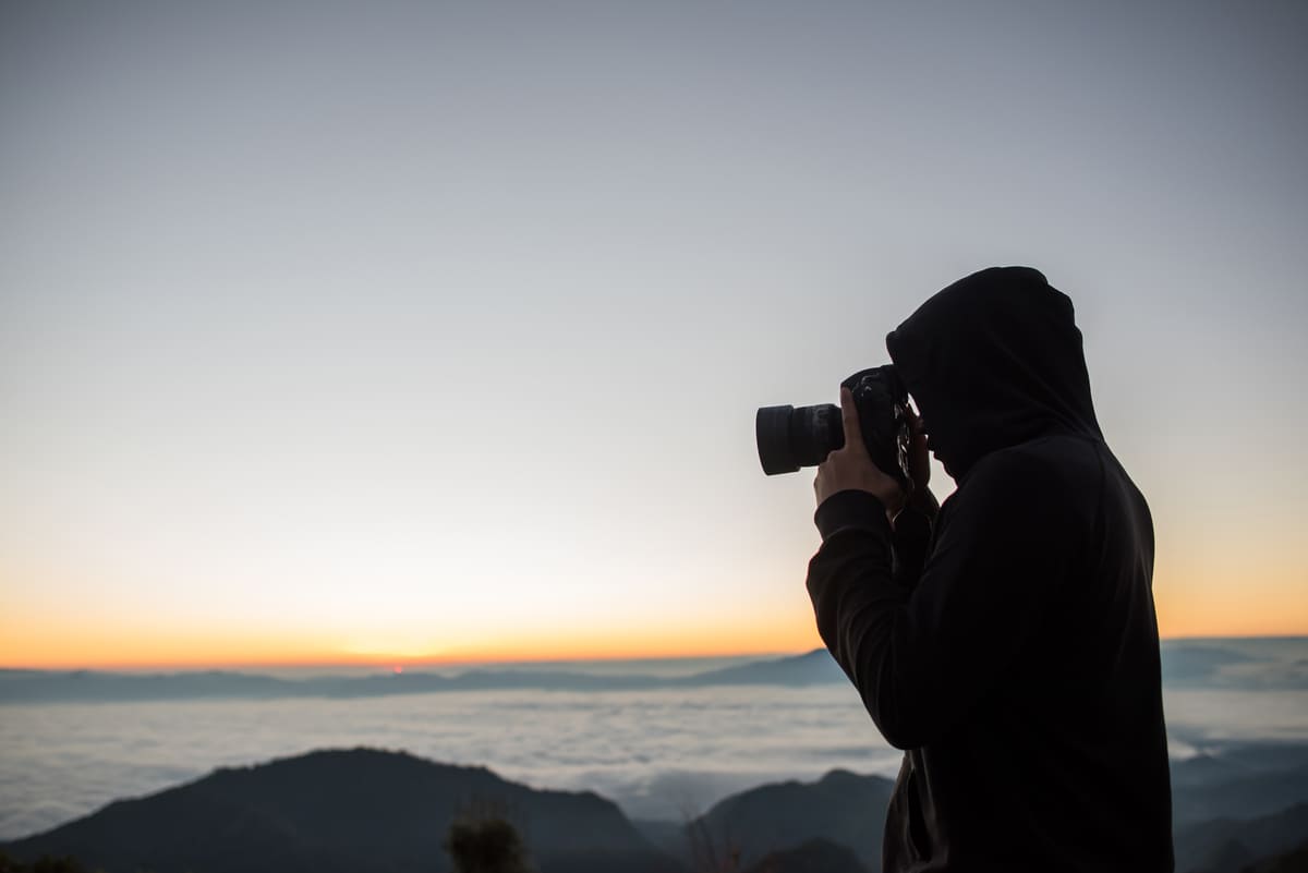 Foto de um profissional de fotografia para falar sobre o Dia do Fotógrafo.