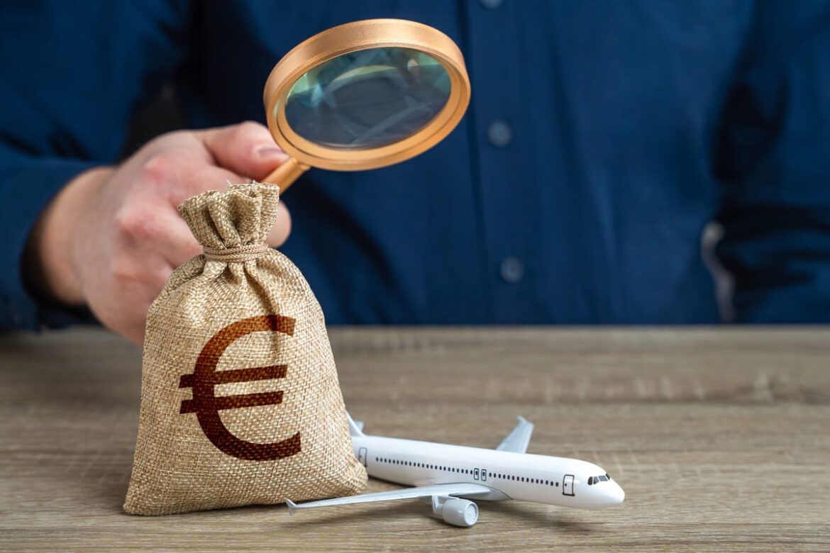 Imagem de um avião ao lado de um saco com dinheiro dentro e um homem vistoriando os dois objetos com uma lupa para ilustrar um texto sobre Gol recuperação judicial