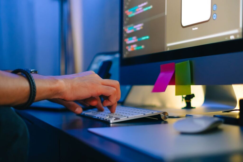 Homem acessando um emulador de Android pela tela do PC.