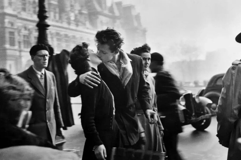 Imagem do beijo do Hotel de Ville de Robert Doisneau