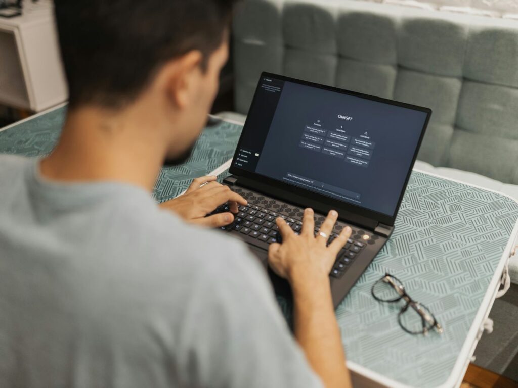 Homem vendo os recursos do ChatGPT