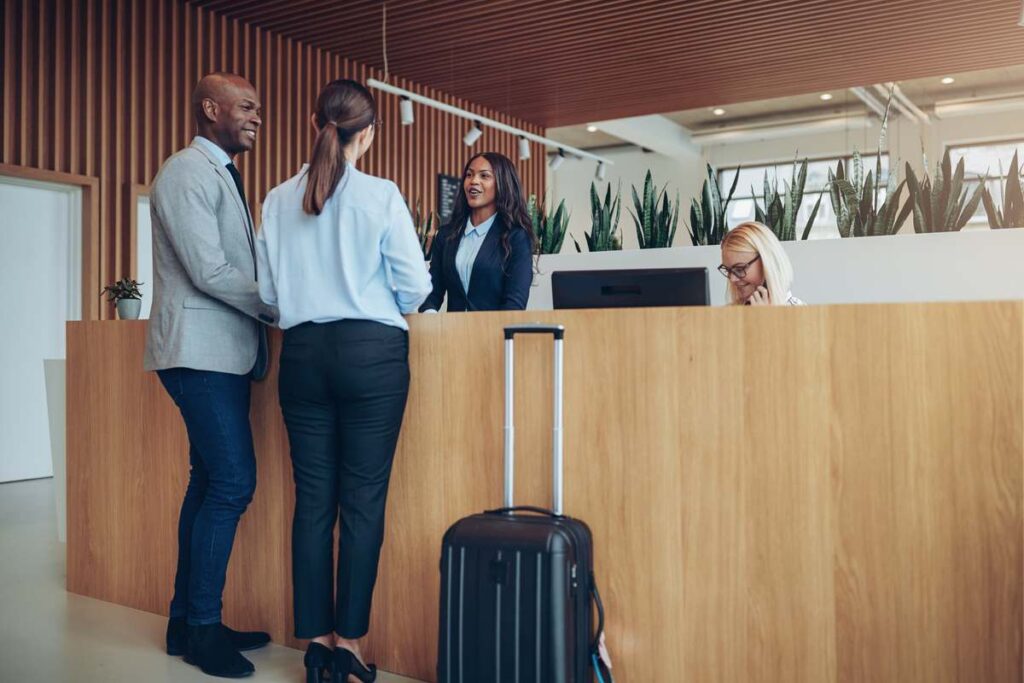 Hóspedes fazendo checkin no hotel em Malta.