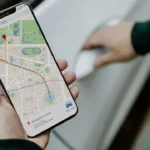 Hoje, é possível rastrear celular Android ou iPhone por ferramentas oficiais, como o Localizador do Google e o Buscar da Apple.