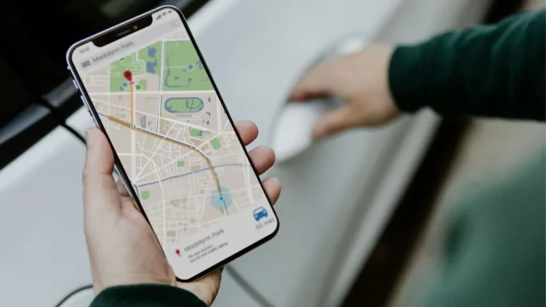 Hoje, é possível rastrear celular Android ou iPhone por ferramentas oficiais, como o Localizador do Google e o Buscar da Apple.