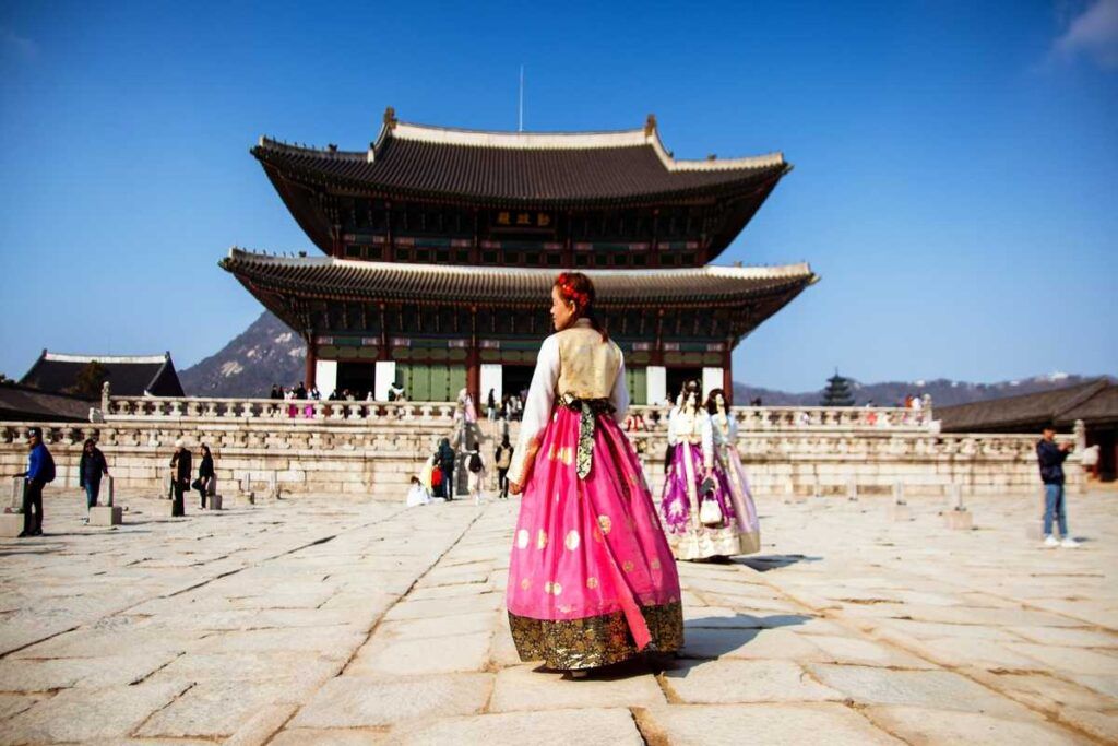 Mulher visitando tempo em Seoul com seu visto pela Coreia do Sul para fãs de k-pop.