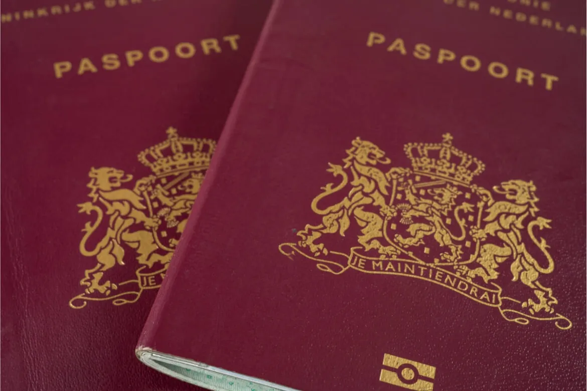 Passaporte da Holanda para falar sobre como tirar cidadania holandesa.