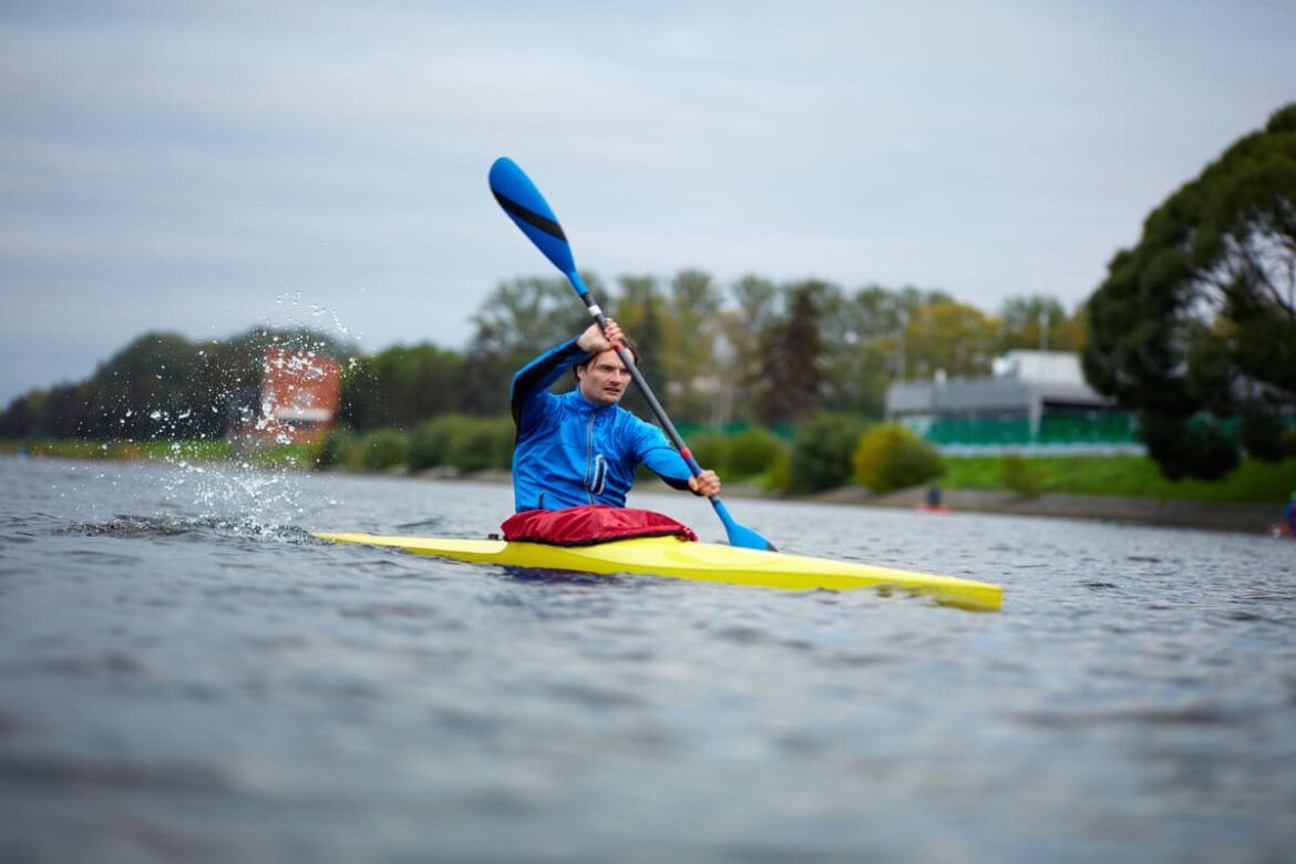 Homem navegando em canoa para ilustrar um texto sobre o Dia do Atleta Profissional.