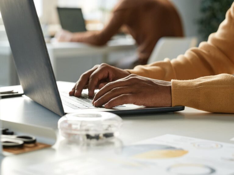 Em 2025, a DIRF foi substituída pela EFD-Reinf e eSocial, centralizando as informações fiscais e trabalhistas.