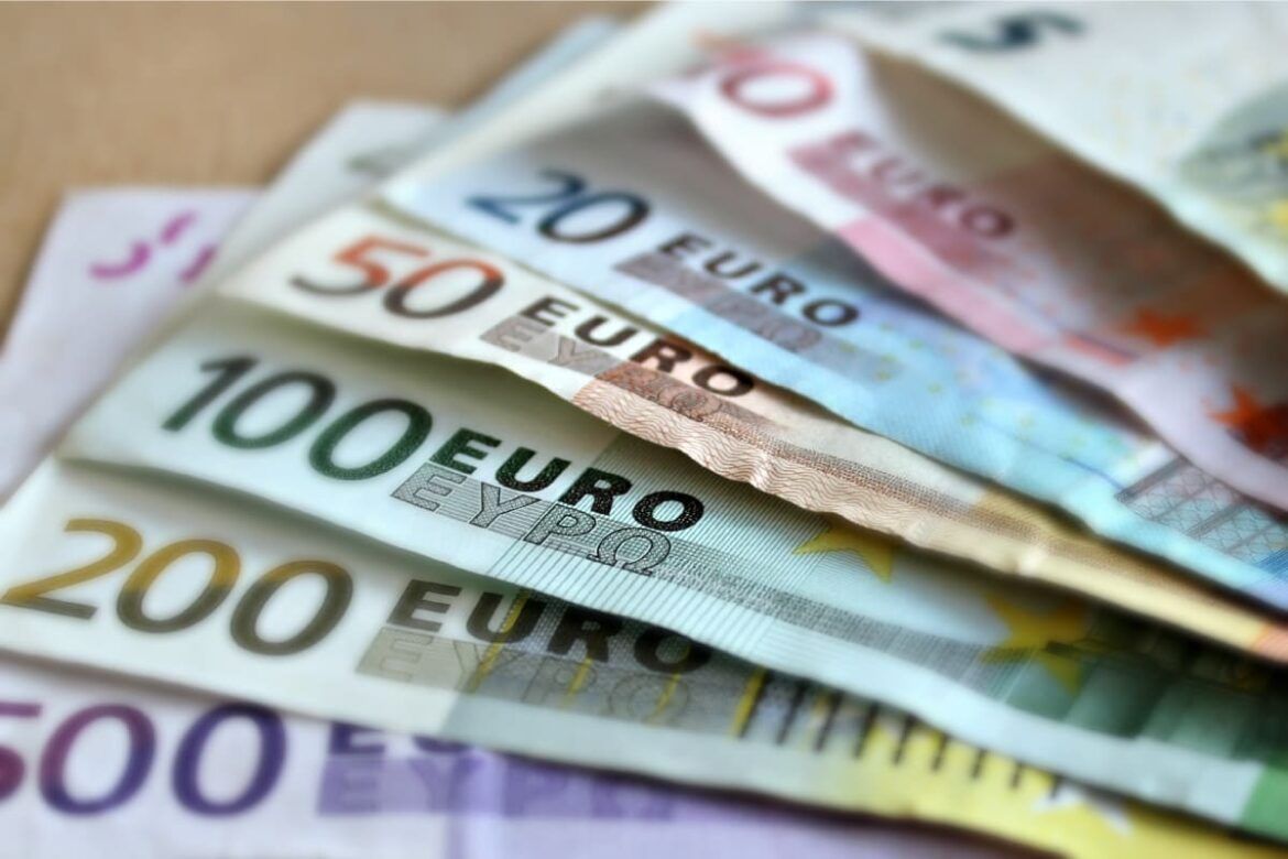 Cédulas de euro para falar sobre a moeda da Alemanha.