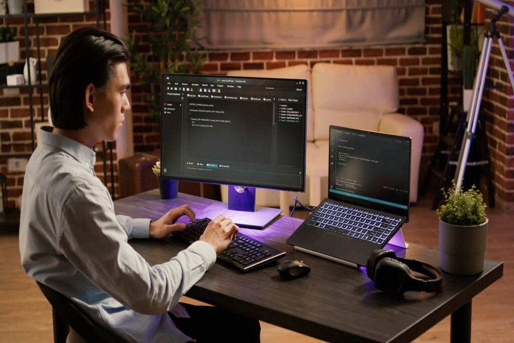 Homem que sabe o que é VPN acessando dados no computador.