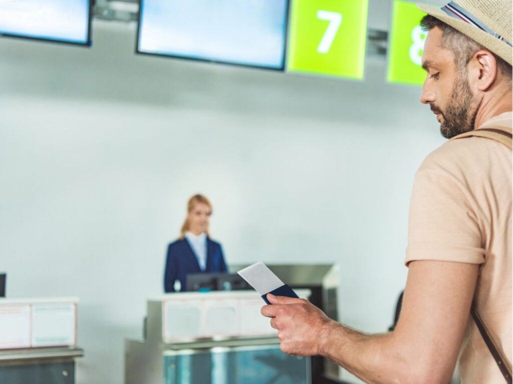 Viajante no aeroporto antes do embarque
