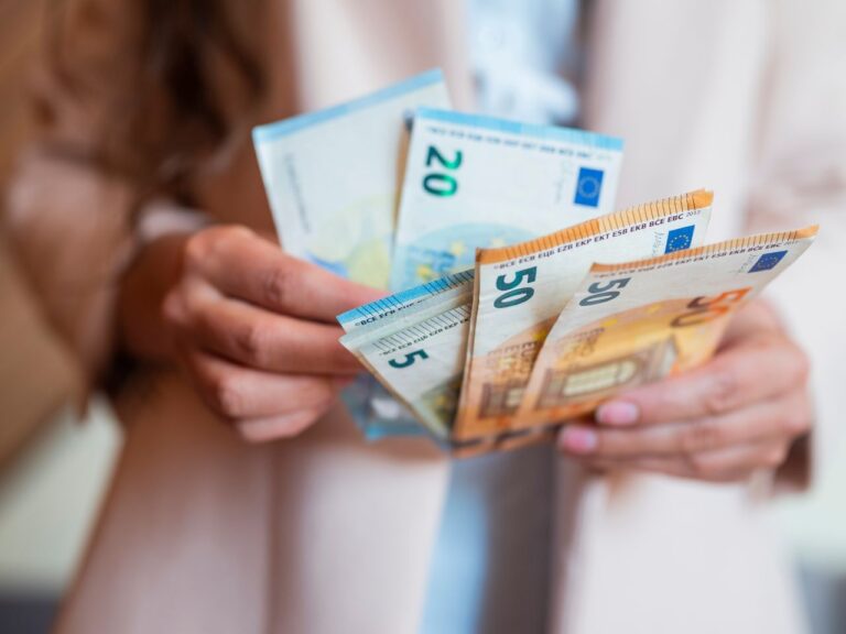Mulher contando salário mínimo na Irlanda.