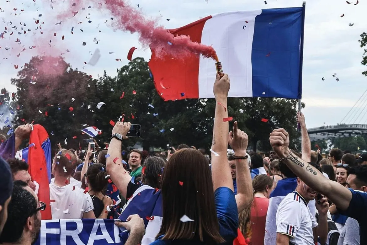 Mulher comemora cidadania francesa em passeata