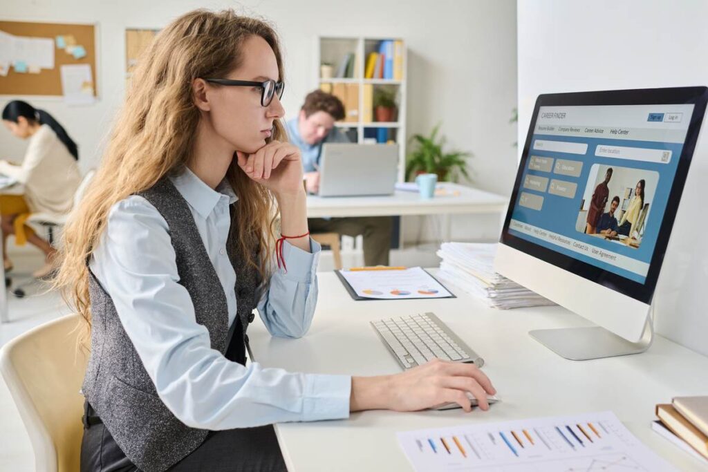 Freelancer monitorando vagas no Remote.co.