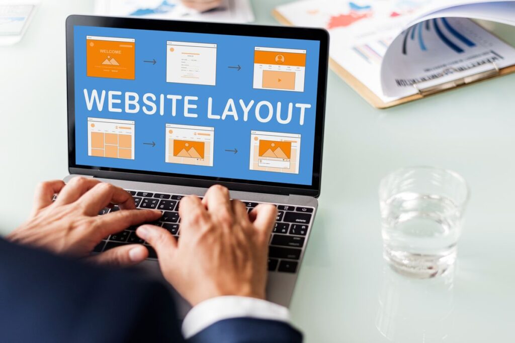 Homem criando site no Weebly com facilidade.