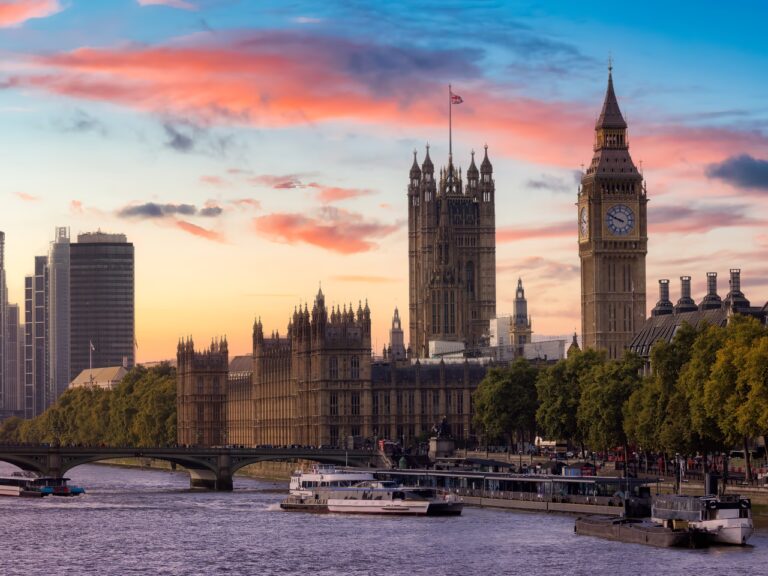 O custo de vida em Londres é aproximadamente £ 3.200, incluindo despesas básicas e aluguel na cidade