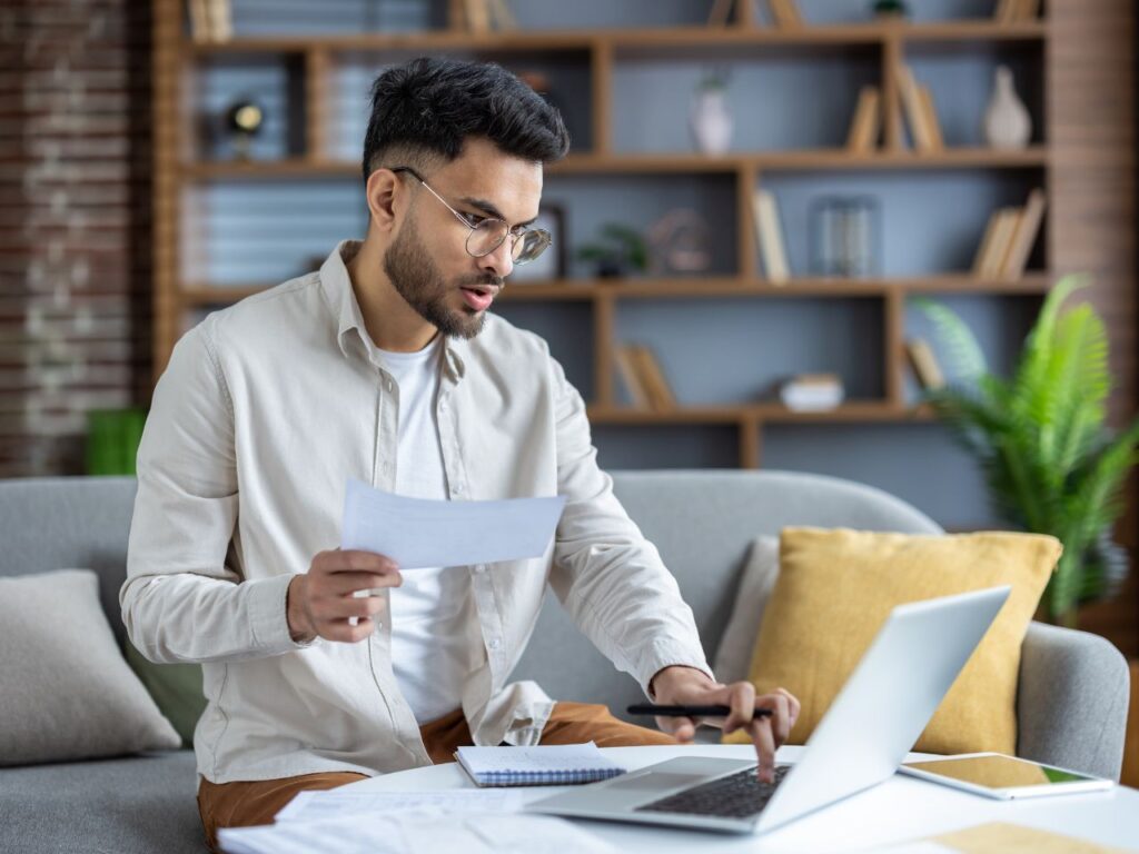 Homem aprendendo a declarar ganhos do Google AdSense no IRPF