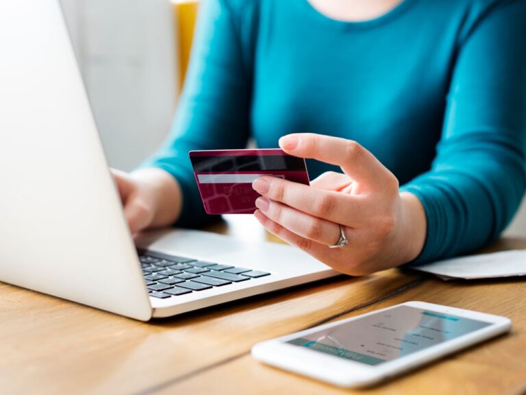 Mulher analisando imposto de transferência internacional.