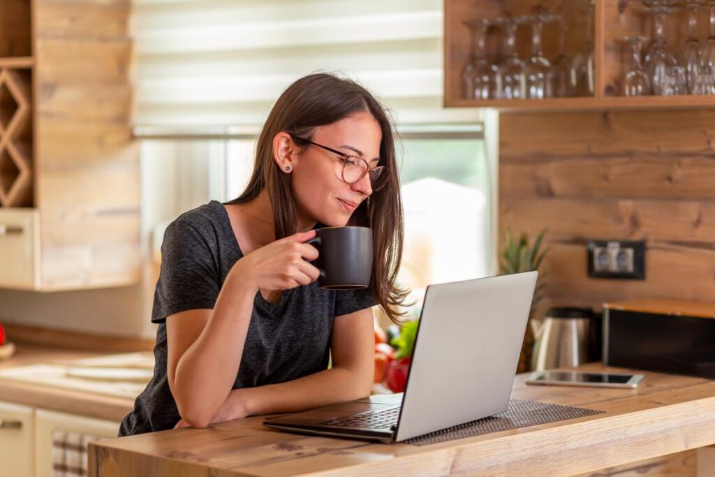 Mulher acessando o Reddit pelo notebook.