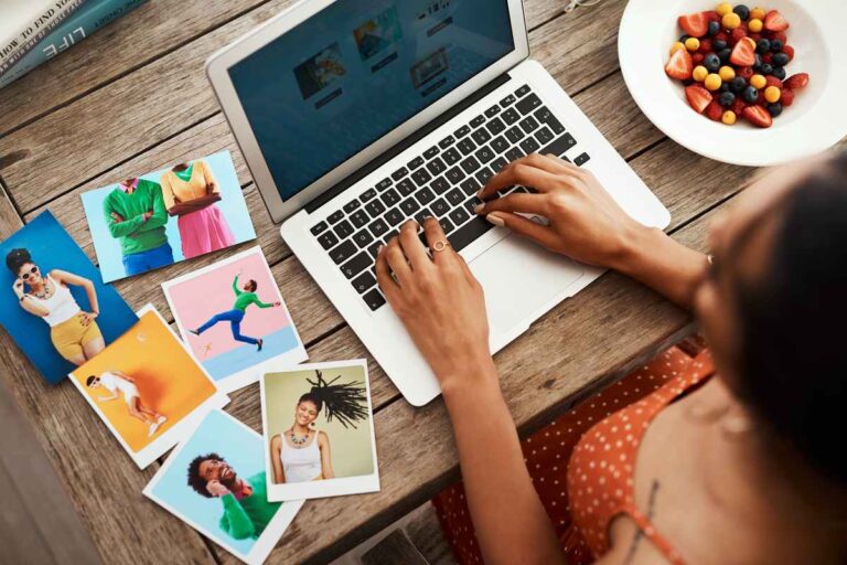 Blogueira criando site pessoal no Squarespace.
