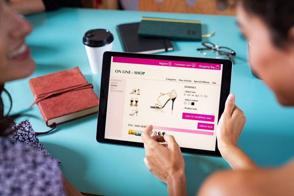 Mulheres acessando e-commerce criado no Squarespace. 