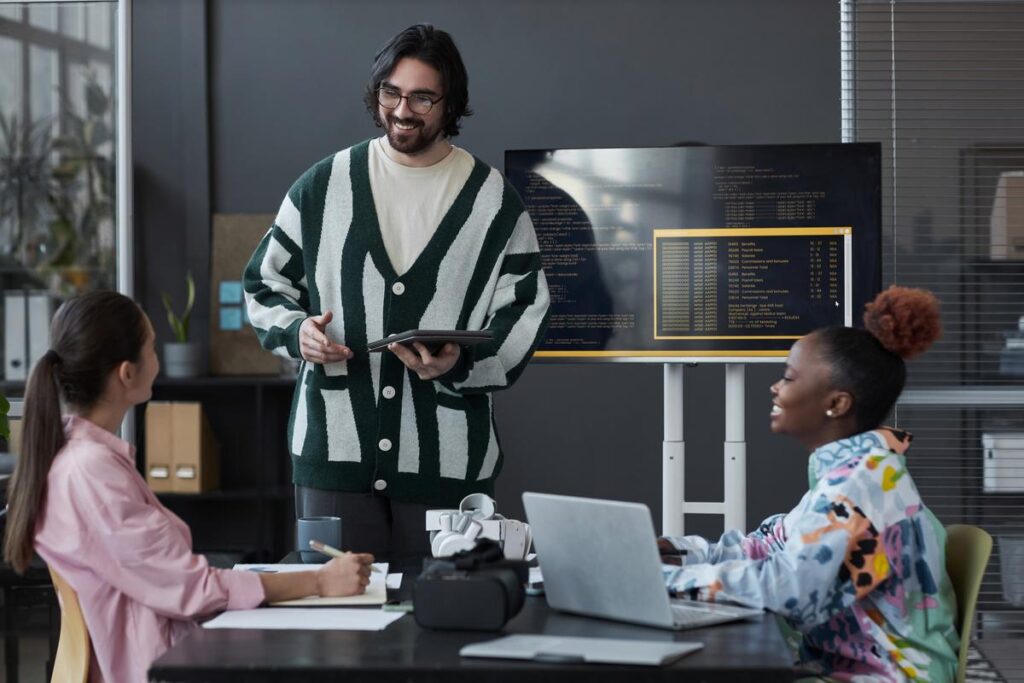 Profissionais do Codeable apresentando projeto aos clientes.