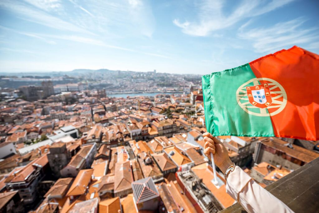 Vista aérea da cidade sobre a cidade velha com bandeira portuguesa no Porto, Portugal
