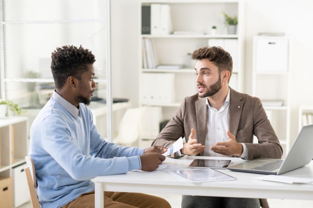 Empreendedor e contador conversando no escritório.